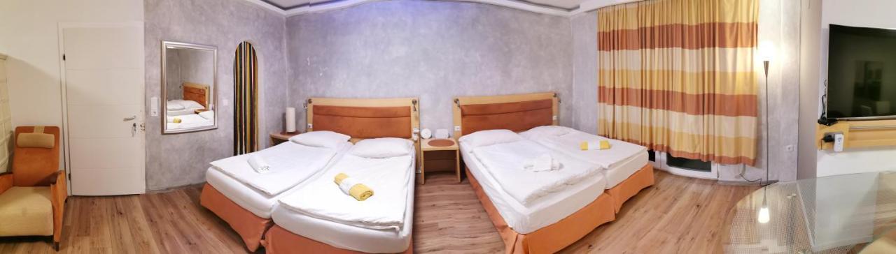 Pension Foehrenhain Gerasdorf bei Wien Exteriör bild