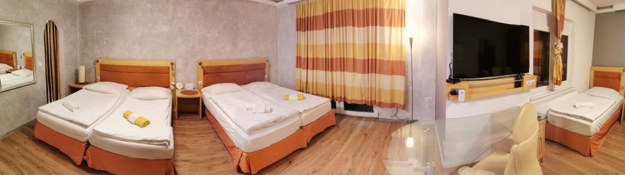 Pension Foehrenhain Gerasdorf bei Wien Exteriör bild